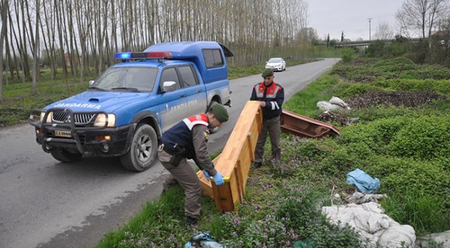 Yol kenarına atılan tabutlar panik yaşattı Yol kenarına atılan tabutlar panik yaşattı