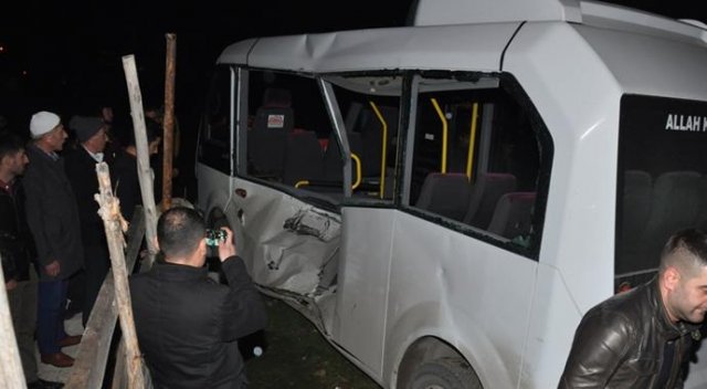 Yük treni minibüse çarptı: 1 ölü, 3 yaralI