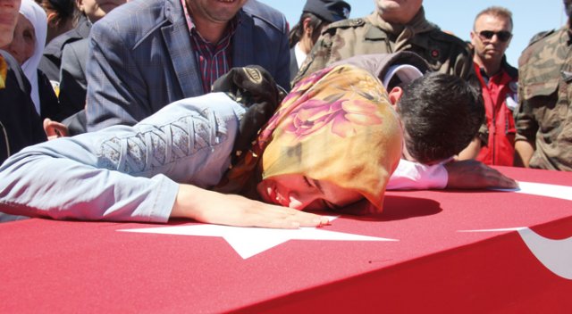 Acılı şehit eşinin feryadı: Ne olur gitme! Acılı şehit eşinin feryadı: Ne olur gitme!