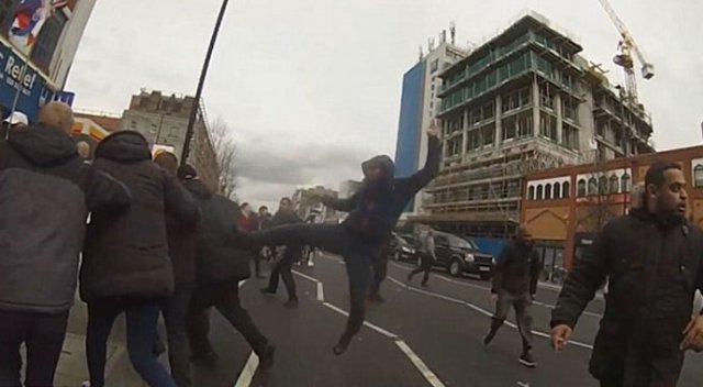 Aşırı sağcılar Londra'da camiyi hedef aldı Aşırı sağcılar Londra'da camiyi hedef aldı