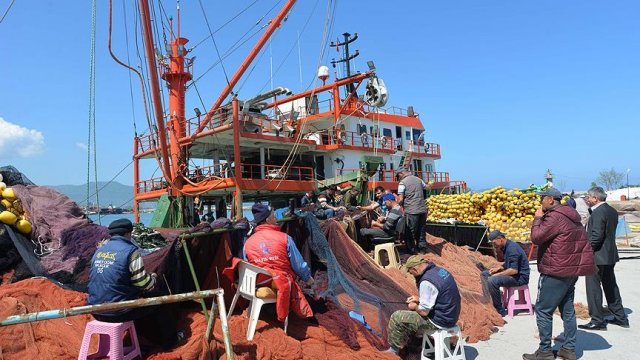 Balık avı bitti sıra ağ onarımında