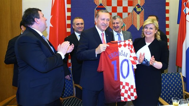 Cumhurbaşkanı Erdoğan'a '10 numara'lı forma Cumhurbaşkanı Erdoğan'a '10 numara'lı forma