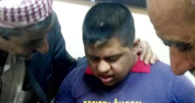 Down Sendromlu çocuğun parmağına sıkışan yüzüğü itfaiye çıkardı