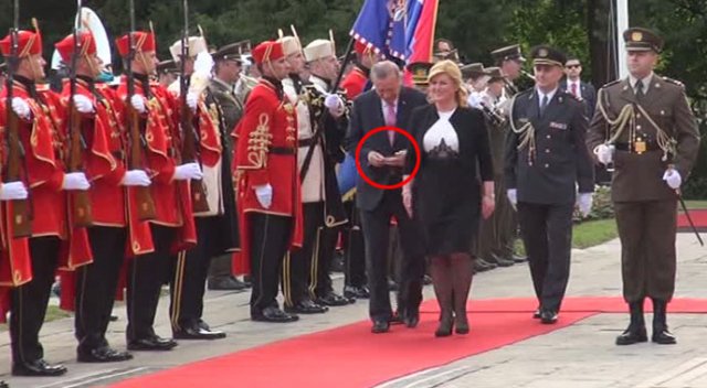 Erdoğan "Pozdrav Vojnici"yi unutunca cebindeki notu çıkardı Erdoğan "Pozdrav Vojnici"yi unutunca cebindeki notu çıkardı