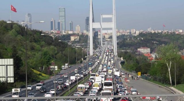 FSM'deki intihar girişimi trafiği felç etti, İstanbul trafiğinde son durum FSM'deki intihar girişimi trafiği felç etti, İstanbul trafiğinde son durum