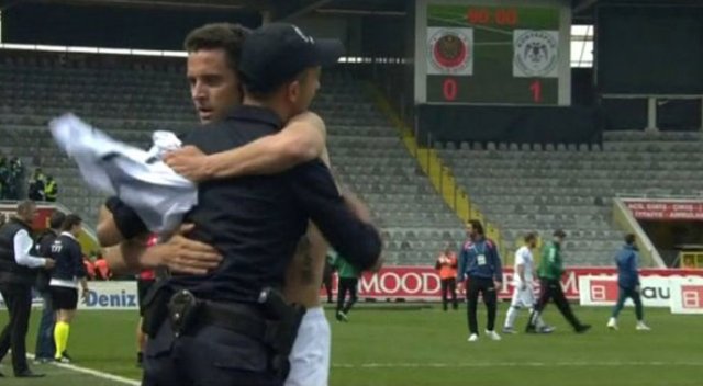 Golü attı, Türk polisine sarıldı Golü attı, Türk polisine sarıldı