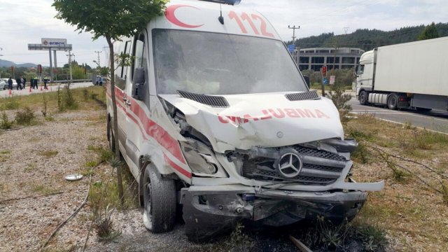 Hasta taşıyan ambulans otomobille çarpıştı: 1 ölü