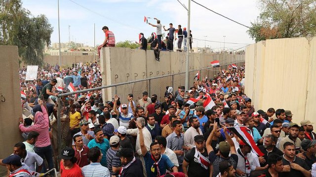 Irak'ta Şii lider Sadr yanlısı göstericiler parlamento binasına girdi Irak'ta Şii lider Sadr yanlısı göstericiler parlamento binasına girdi