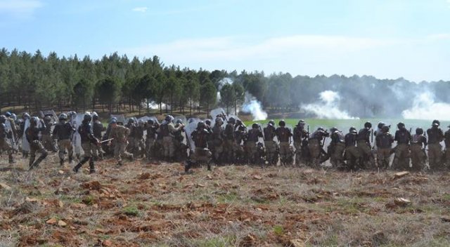 Kahramanmaraş'ta HDP'liler ortalığı savaş alanına çevirdi Kahramanmaraş'ta HDP'liler ortalığı savaş alanına çevirdi