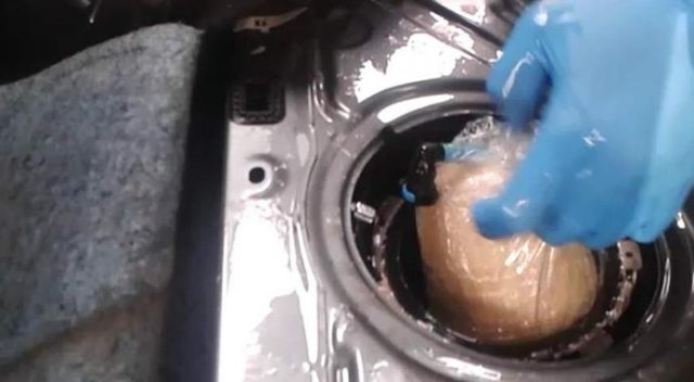 Lüks arabanın içinden çıktı!