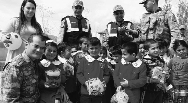 Mehmetçik çocukların kalbini fethetti Mehmetçik çocukların kalbini fethetti