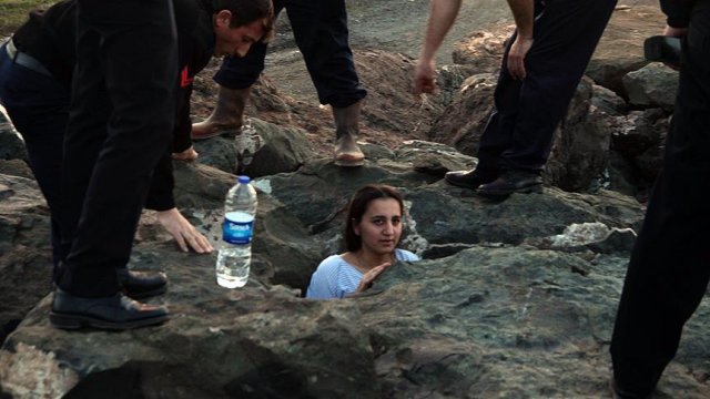 Öz çekim yaparken kayaların arasına sıkıştı Öz çekim yaparken kayaların arasına sıkıştı