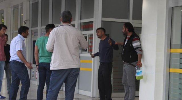 Palalarla belediye binasını bastılar! Palalarla belediye binasını bastılar!