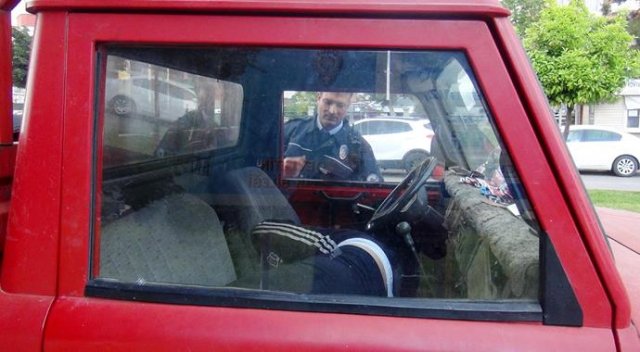 Polis araçta uyuya kalan şoförü bir türlü uyandıramadı Polis araçta uyuya kalan şoförü bir türlü uyandıramadı