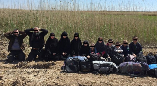 Sınırda DAEŞ'ten kaçan 12 kişi yakalandı Sınırda DAEŞ'ten kaçan 12 kişi yakalandı