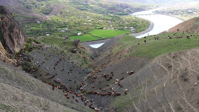 Göçerlerin geçiş yolu: Palu Köprüsü Göçerlerin geçiş yolu: Palu Köprüsü