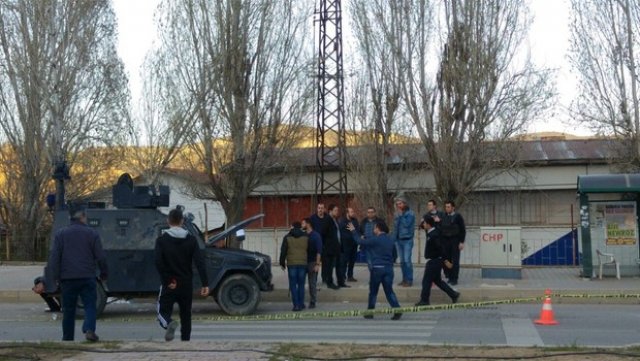 Tunceli'de zırhlı araç devrildi: 2 polis yaralı Tunceli'de zırhlı araç devrildi: 2 polis yaralı
