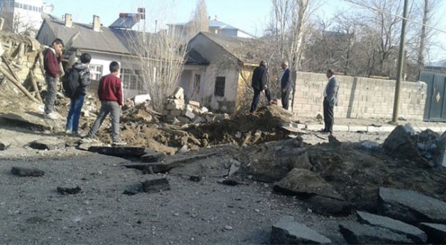Van'da yaşanan patlamanın etkisi gün ağarınca ortaya çıktı Van'da yaşanan patlamanın etkisi gün ağarınca ortaya çıktı