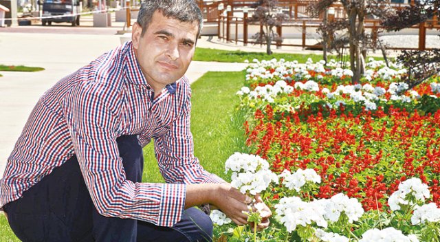 Yeni kollarıyla  çiçekleri suladı balık besledi