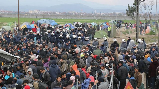 Yunan çiftçiler İdomeni'ye giden yolu kapattı Yunan çiftçiler İdomeni'ye giden yolu kapattı