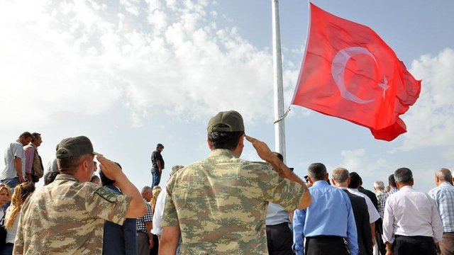 12 metrekarelik Türk bayrağı göndere çekildi 12 metrekarelik Türk bayrağı göndere çekildi