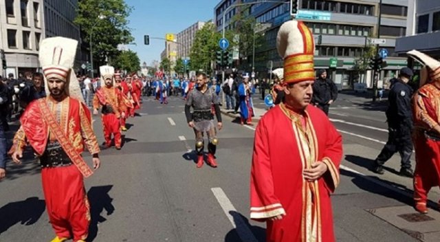 Almanya&#039;da Mehter Takımına polis müdalesi
