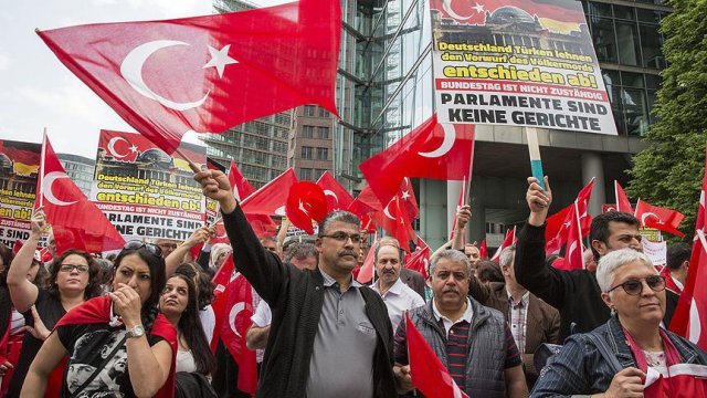 Almanya'da Türklerden Ermeni iddiaları oylamasına protesto