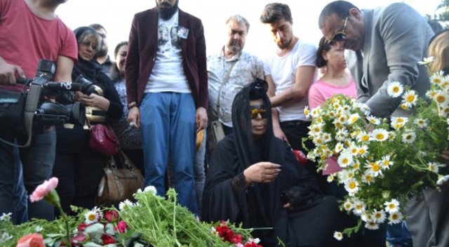 Bülent Ersoy, Oya Aydoğan'ın mezarı başından ayrılmadı Bülent Ersoy, Oya Aydoğan'ın mezarı başından ayrılmadı