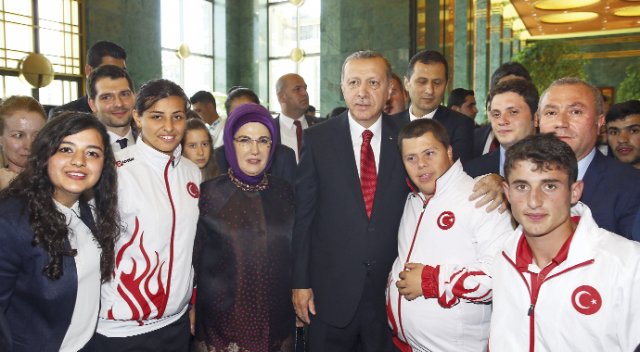 Cumhurbaşkanı'ndan gençlere: Gönülleri fethedin