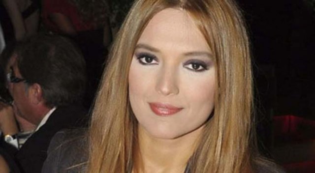 Demet Akalın'dan, Mesut İrvül'e tekerlekli sandalye yardımı Demet Akalın'dan, Mesut İrvül'e tekerlekli sandalye yardımı