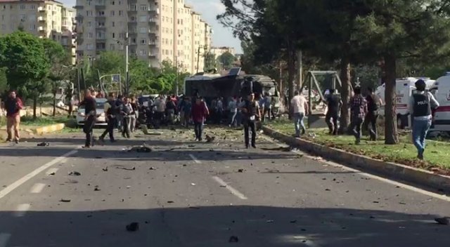 Diyarbakır&#039;da Polise bombalı saldırı: 3 kişi öldü, 12&#039;si polis 45 kişi yaralandı
