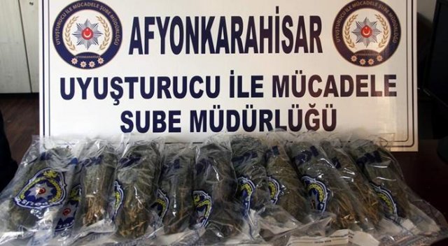 Durdurulan arabadan 5 kilo esrar çıktı