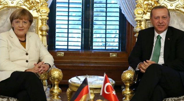 Erdoğan’ın bir tekmesi Merkel’i devirmeye yeter Erdoğan’ın bir tekmesi Merkel’i devirmeye yeter