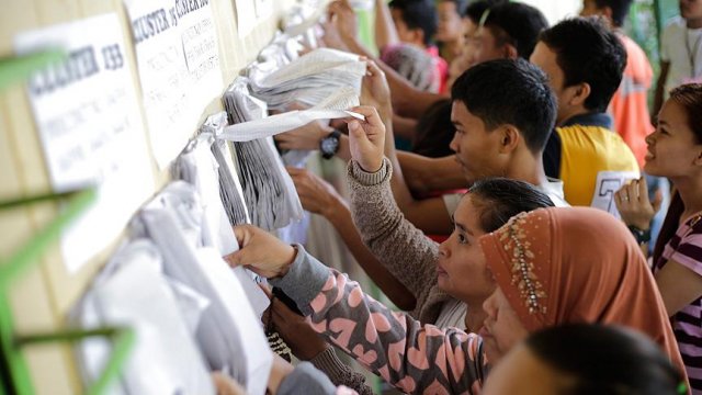 Filipinler'de halk sandık başında Filipinler'de halk sandık başında