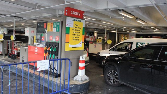 Fransa'da yoğun grev dalgasının eşiğinde benzin kıtlığı Fransa'da yoğun grev dalgasının eşiğinde benzin kıtlığı