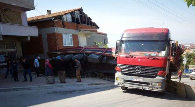 Freni boşalan demir yüklü TIR binaya girdi