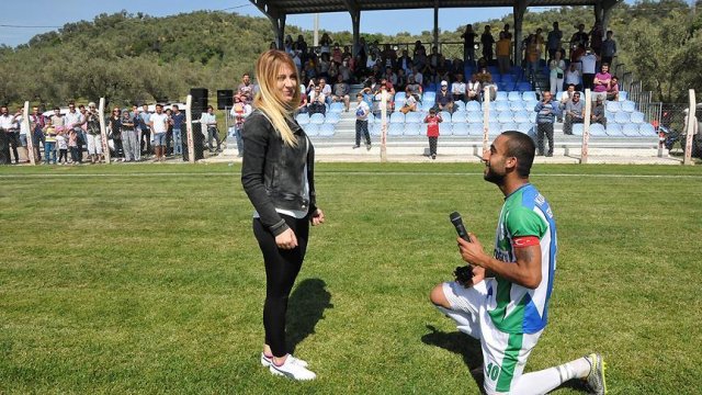Futbol maçında evlilik teklifi
