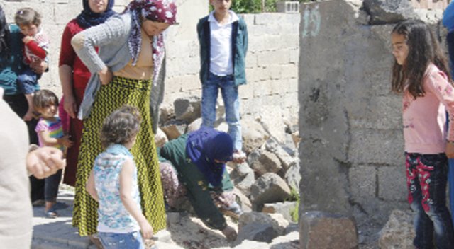 İdil halkı diken üstünde! Patlamamış mühimmatlar korkutuyor İdil halkı diken üstünde! Patlamamış mühimmatlar korkutuyor