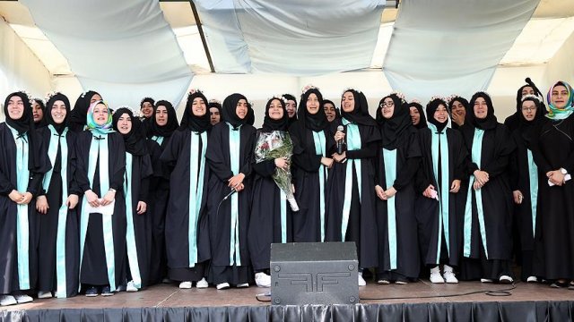 İlk mezunlarını verdi!