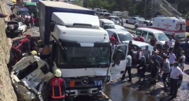 İstanbul’da TIR dehşeti, ölü ve yaralılar var İstanbul’da TIR dehşeti, ölü ve yaralılar var