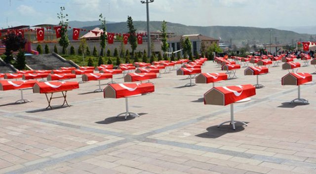Karabük'te Türk bayrağına sarılı 150 tabut Karabük'te Türk bayrağına sarılı 150 tabut
