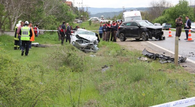 Kastamonu'da feci kaza, 3 kişi öldü 4 kişi yaralandı Kastamonu'da feci kaza, 3 kişi öldü 4 kişi yaralandı