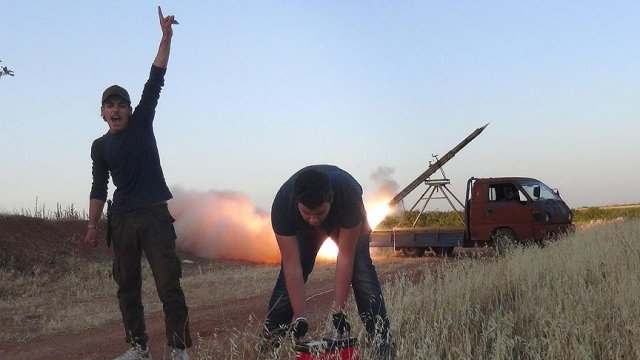 Muhalifler Hama askeri havaalanını füzelerle vurdu Muhalifler Hama askeri havaalanını füzelerle vurdu
