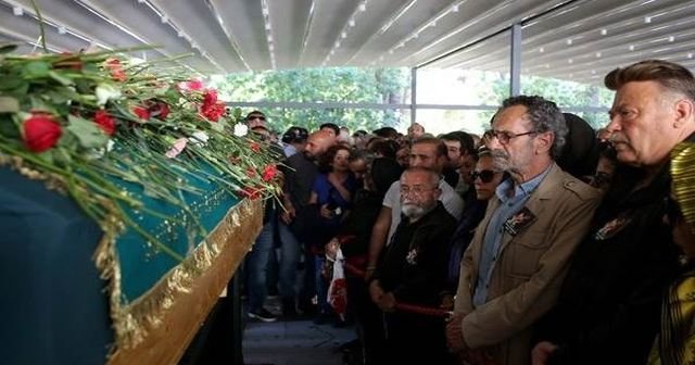 Oya Aydoğan'ın cenazesinde Nuri Alço'nun cüzdanı çalındı Oya Aydoğan'ın cenazesinde Nuri Alço'nun cüzdanı çalındı