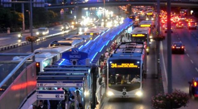 Seyyar satıcıları kovalayan polise metrobüs çarptı