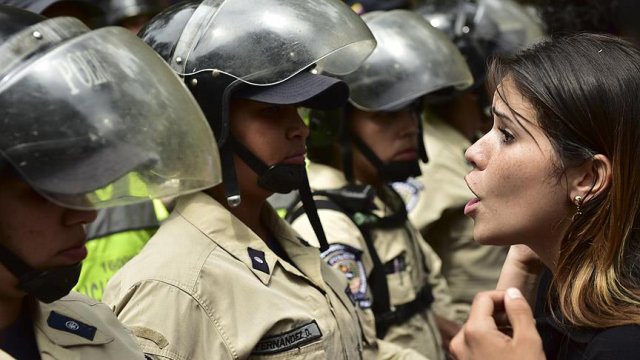 Venezuela'da göstericilerle polis çatıştı Venezuela'da göstericilerle polis çatıştı