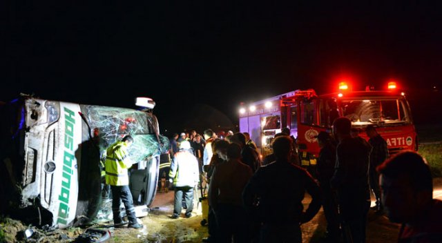 Yolcu otobüsü şarampole devrildi: 19 yaralı Yolcu otobüsü şarampole devrildi: 19 yaralı
