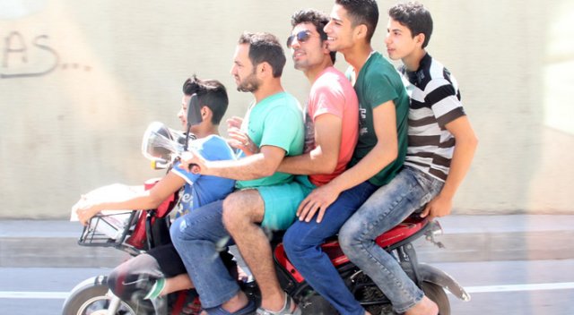 2 kişilik elektrikli bisiklete 5 kişi binince 2 kişilik elektrikli bisiklete 5 kişi binince