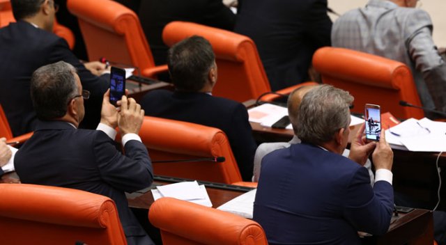 6 yıl sonra kürsüye çıktı, gören telefona sarıldı 6 yıl sonra kürsüye çıktı, gören telefona sarıldı