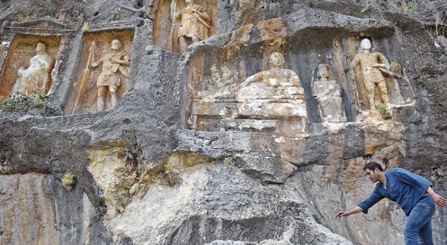 Adam Kayalar tarihi yolculuğa çıkarıyor